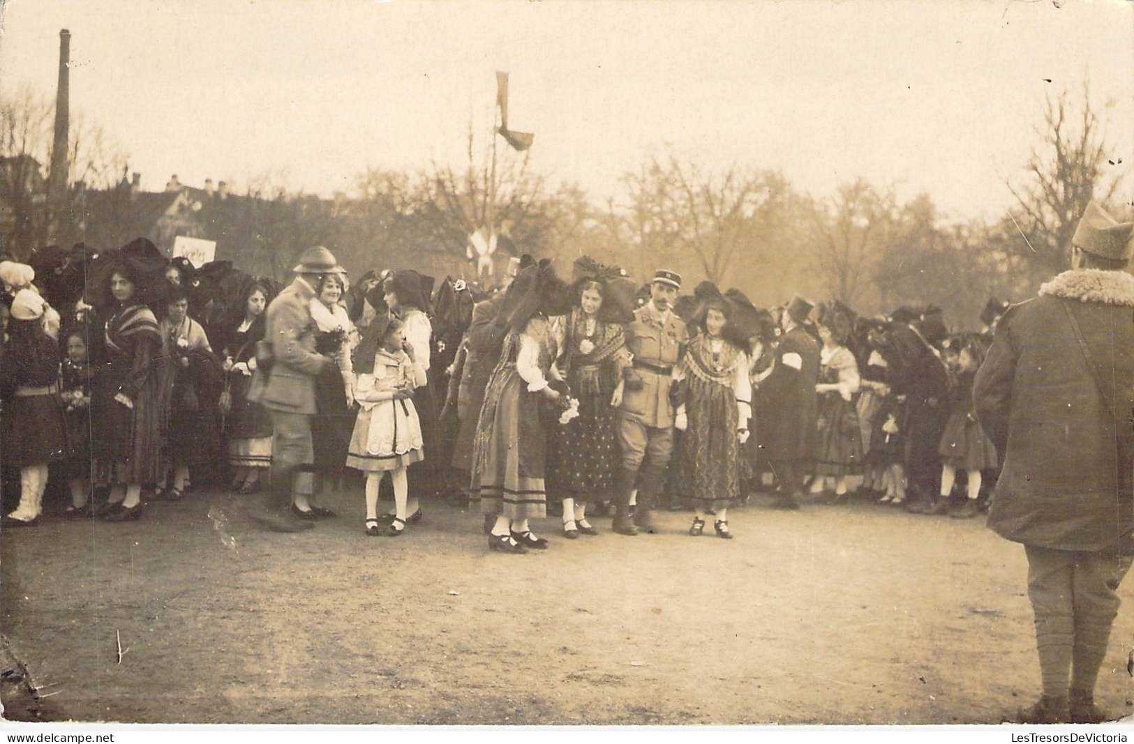 Carte Photo à Identifier - Folklore - Gendarme - Militaire - Carte Postale Ancienne - Photographie