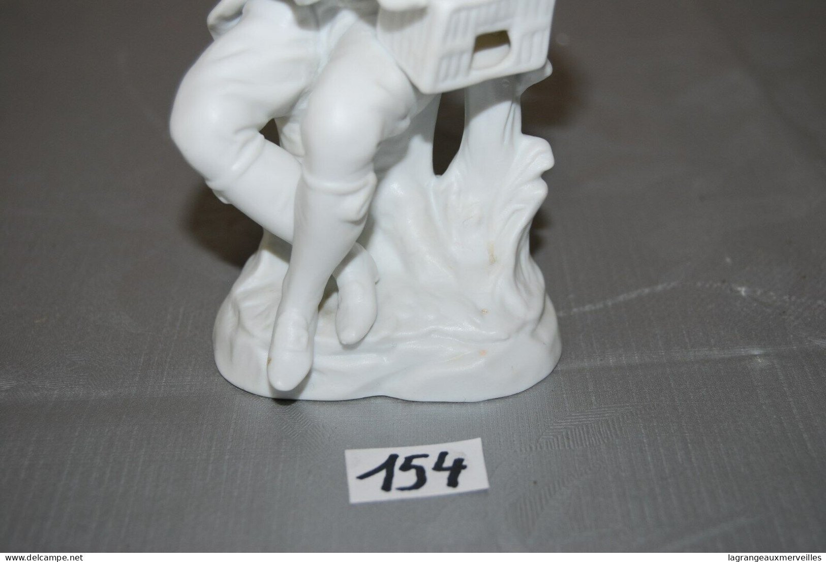 C154 Sculpture - Biscuit Pate Blanche - L'homme Au Pigeon - Personajes