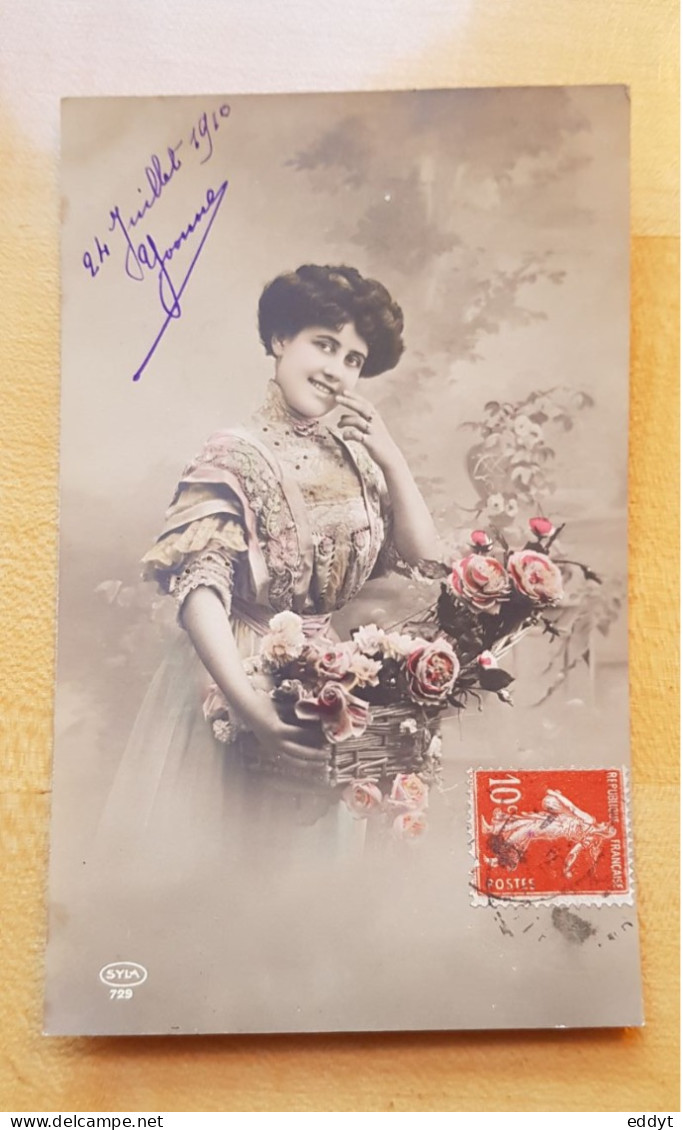 ACP - Ancienne Carte Postale - 1910 - FEMME  - FLEURS ROSES -  TBE - Collections & Lots