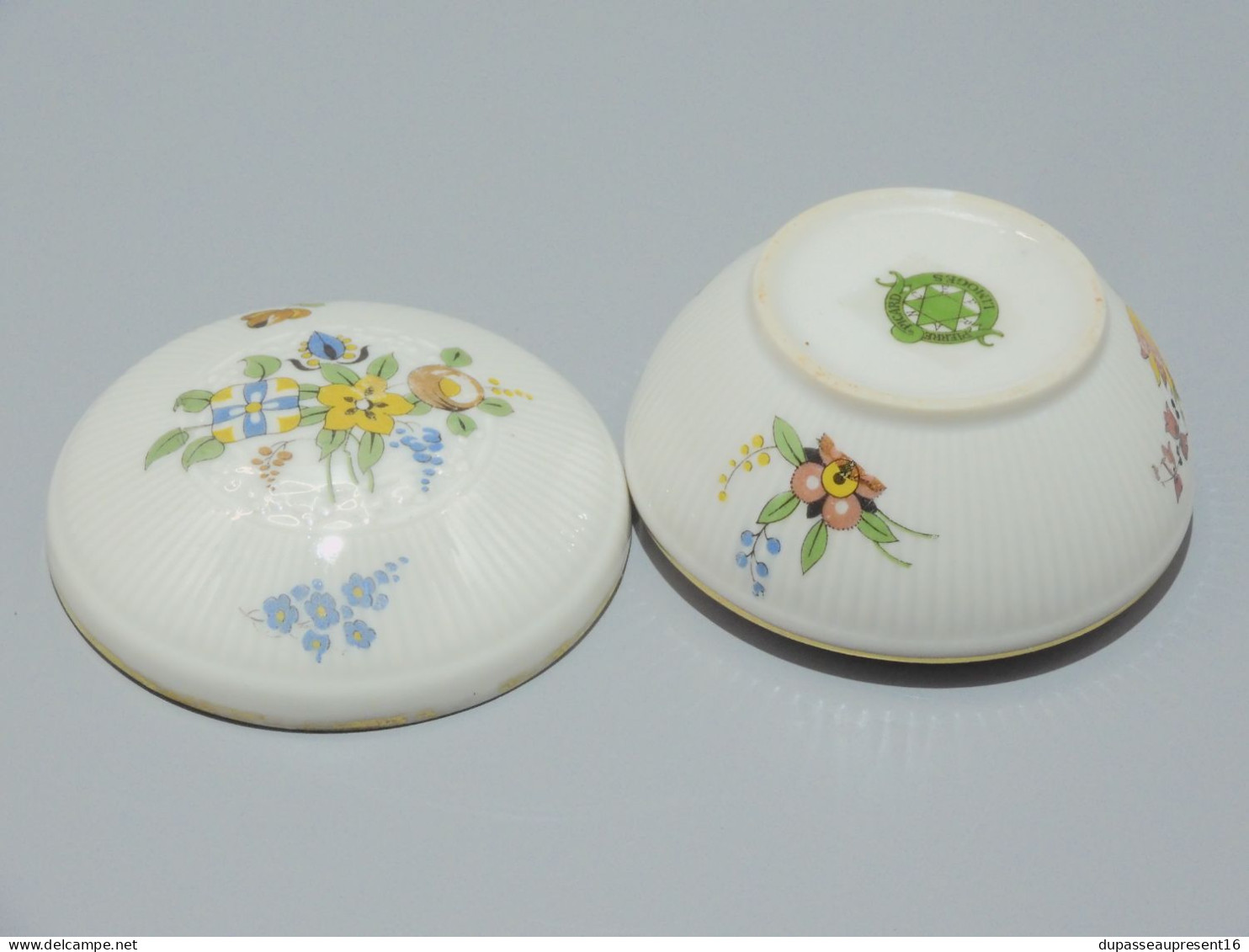 -JOLIE BOITE BONBONNIERE PORCELAINE LIMOGES PIERRE PICARD décor fleuri Vintage    E