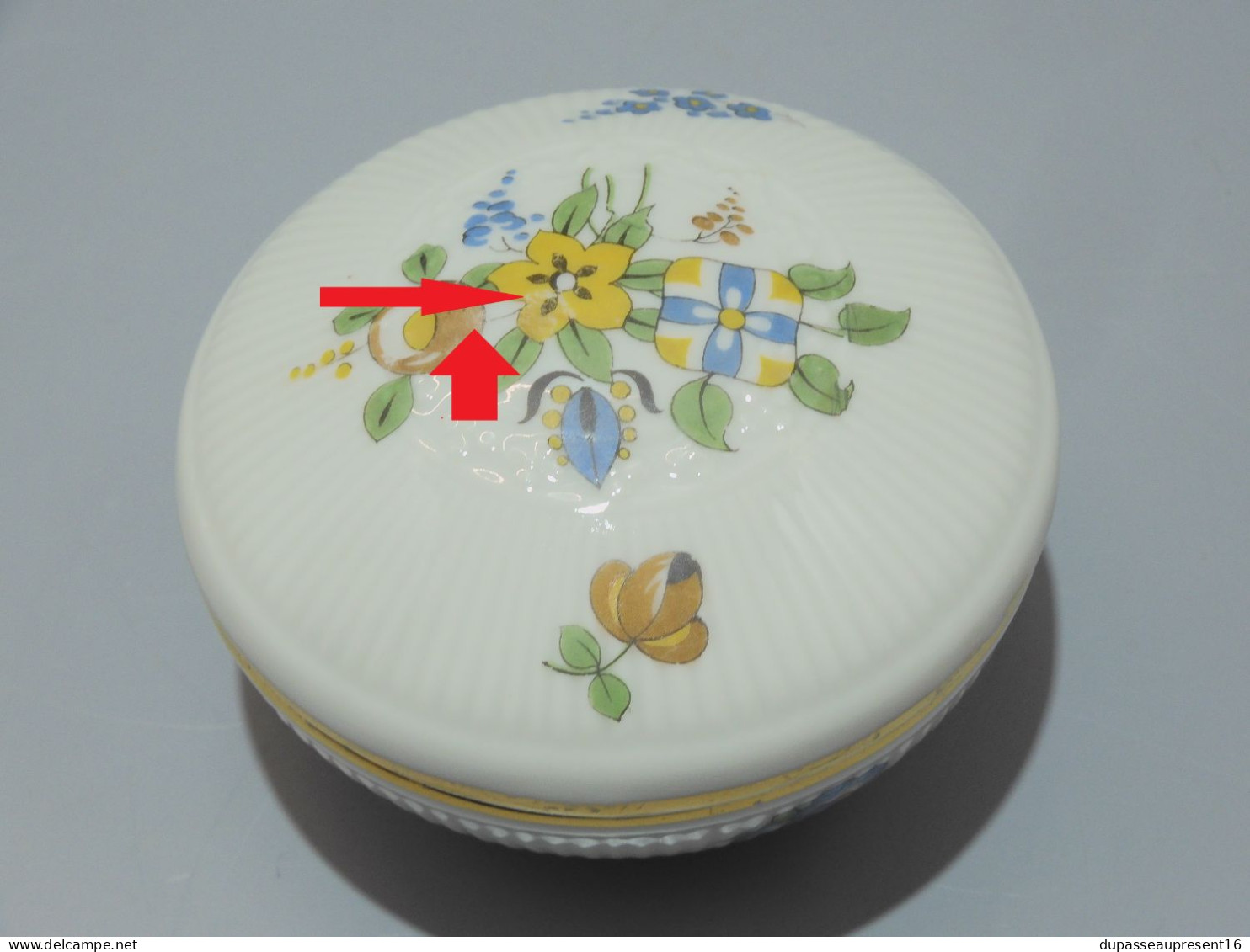 -JOLIE BOITE BONBONNIERE PORCELAINE LIMOGES PIERRE PICARD décor fleuri Vintage    E