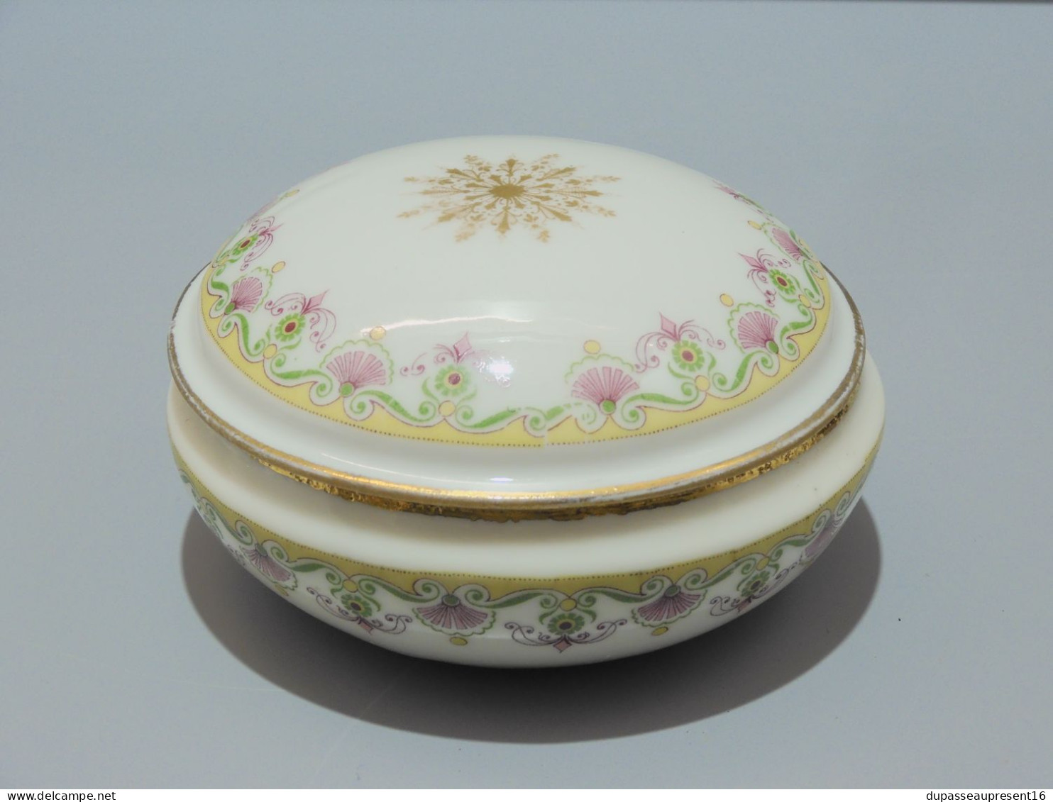 -JOLIE BOITE BONBONNIERE PORCELAINE LIMOGES A.F Décor Fleurs éventails Vintage    E - Limoges (FRA)