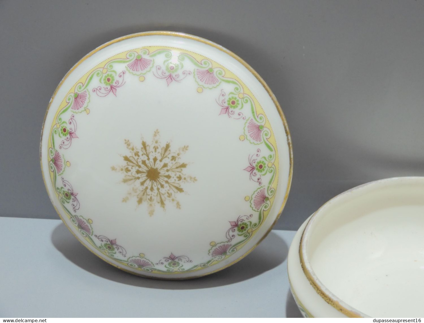 -JOLIE BOITE BONBONNIERE PORCELAINE LIMOGES A.F Décor Fleurs éventails Vintage    E - Limoges (FRA)