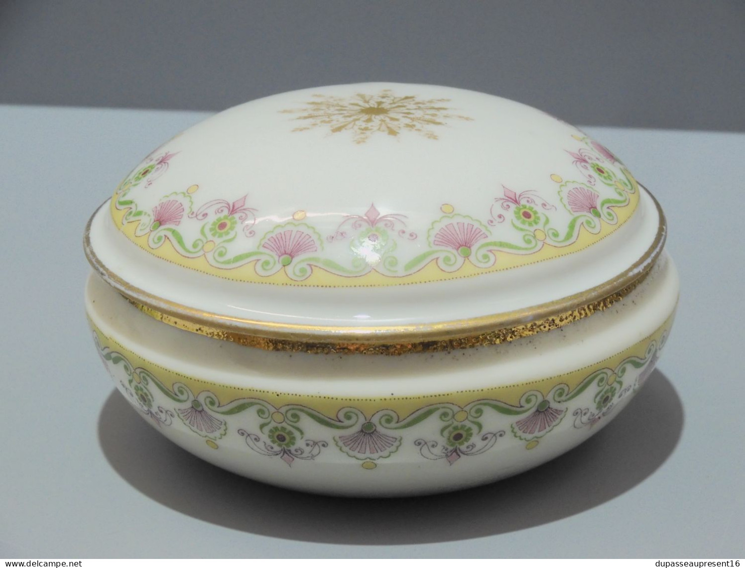 -JOLIE BOITE BONBONNIERE PORCELAINE LIMOGES A.F décor fleurs éventails Vintage    E