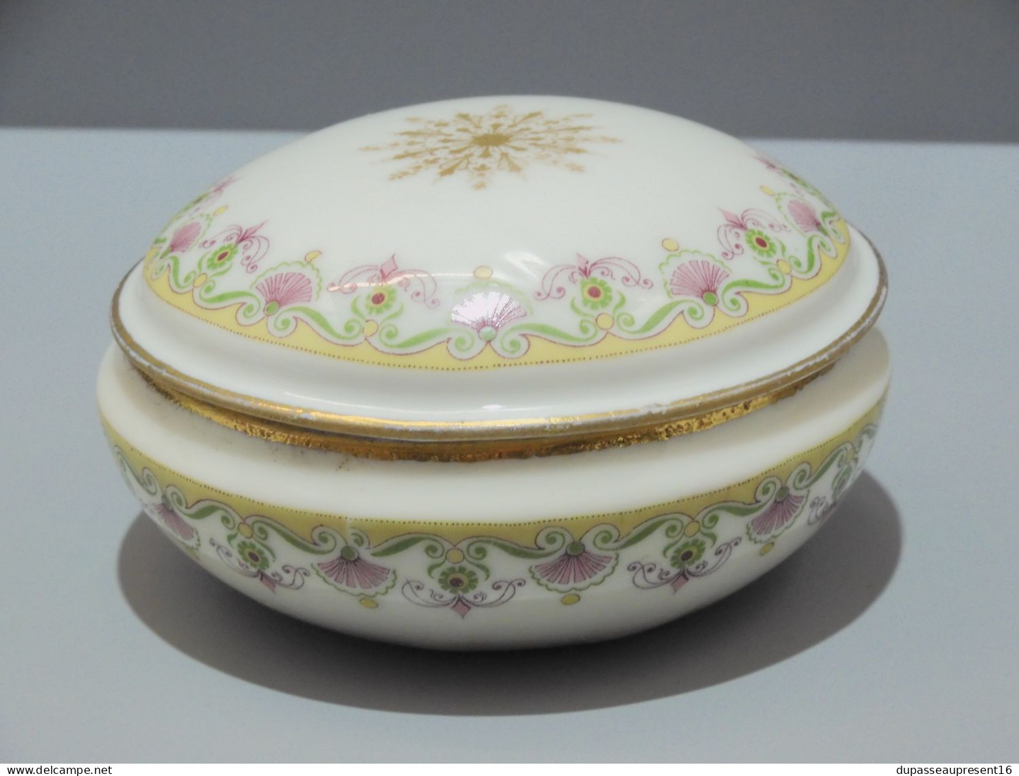 -JOLIE BOITE BONBONNIERE PORCELAINE LIMOGES A.F décor fleurs éventails Vintage    E