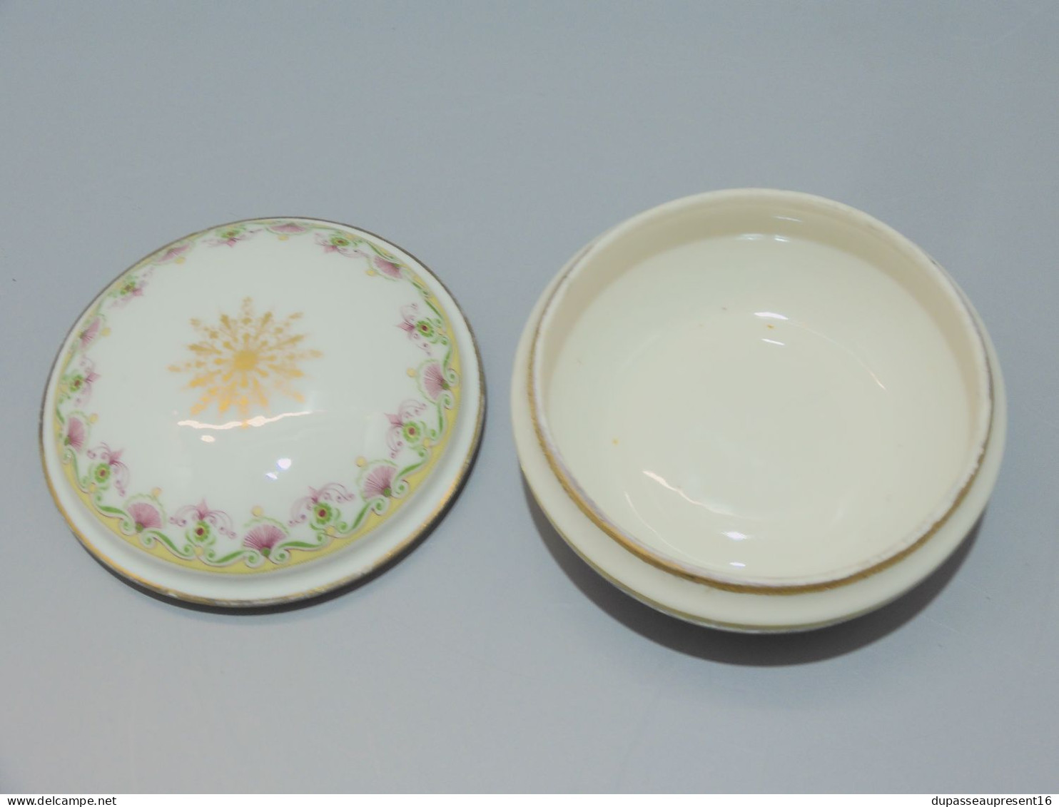 -JOLIE BOITE BONBONNIERE PORCELAINE LIMOGES A.F décor fleurs éventails Vintage    E