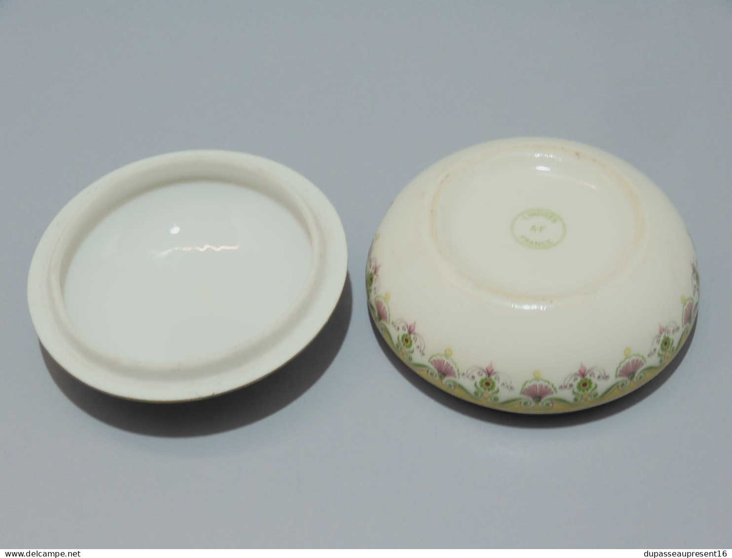 -JOLIE BOITE BONBONNIERE PORCELAINE LIMOGES A.F décor fleurs éventails Vintage    E