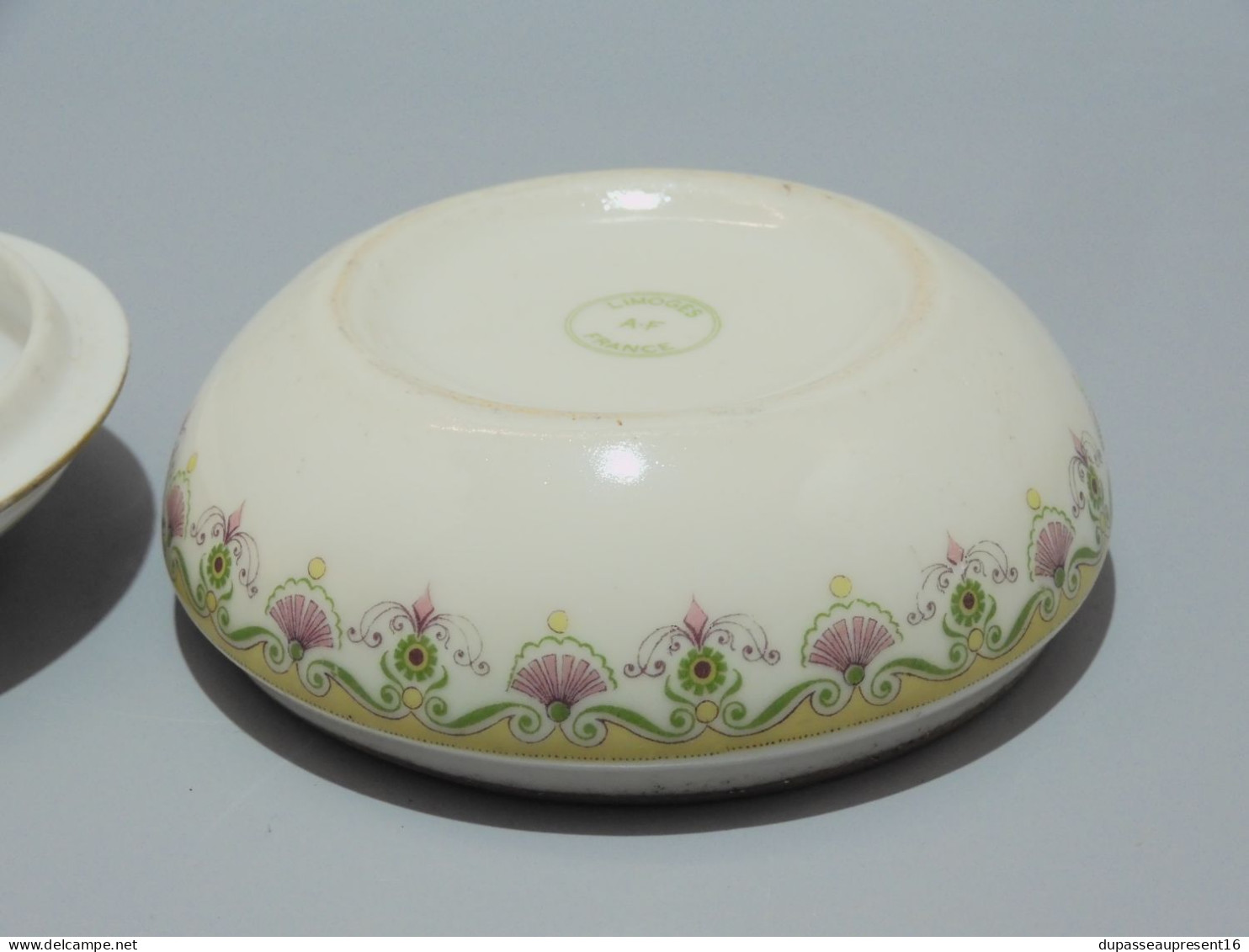 -JOLIE BOITE BONBONNIERE PORCELAINE LIMOGES A.F décor fleurs éventails Vintage    E