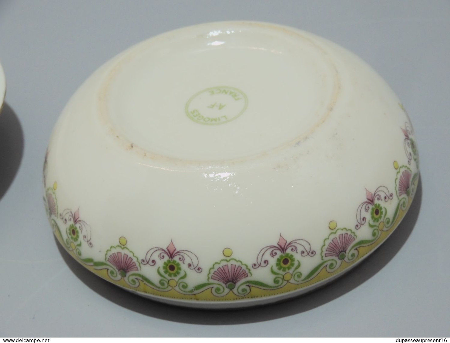 -JOLIE BOITE BONBONNIERE PORCELAINE LIMOGES A.F décor fleurs éventails Vintage    E