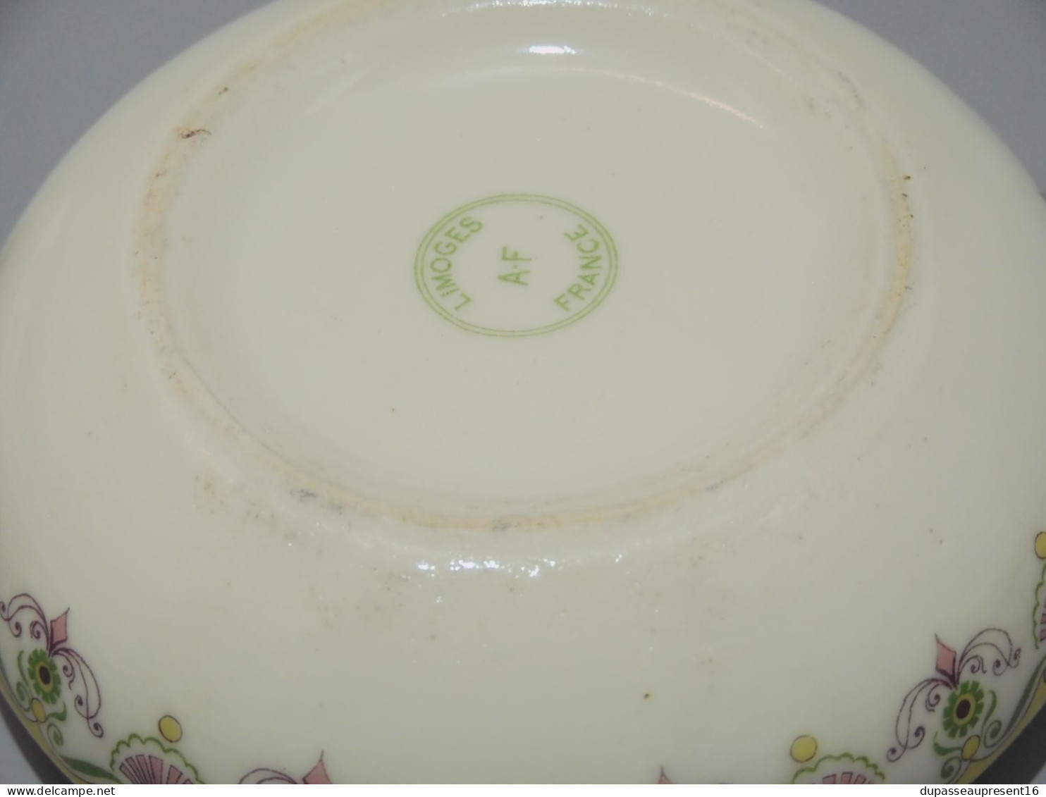 -JOLIE BOITE BONBONNIERE PORCELAINE LIMOGES A.F décor fleurs éventails Vintage    E