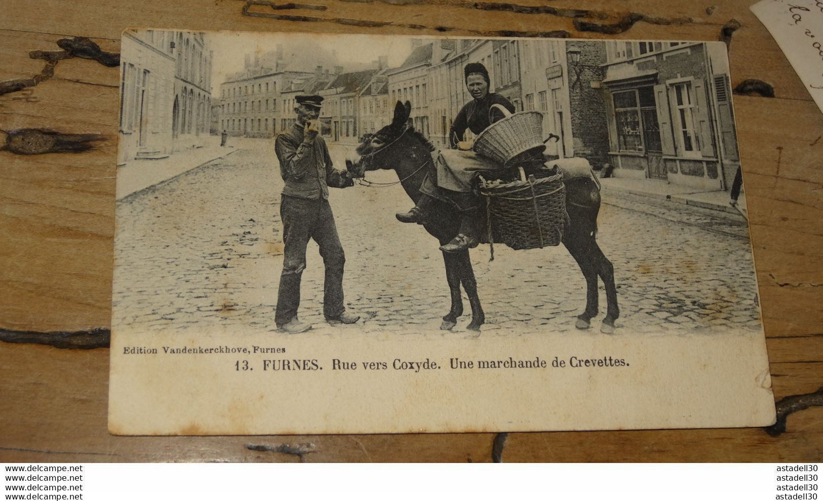 BELGIQUE : FURNES : Rue Vers Coxyde, Une Marchande De Crevettes  ............ 800-8225 - Wellen