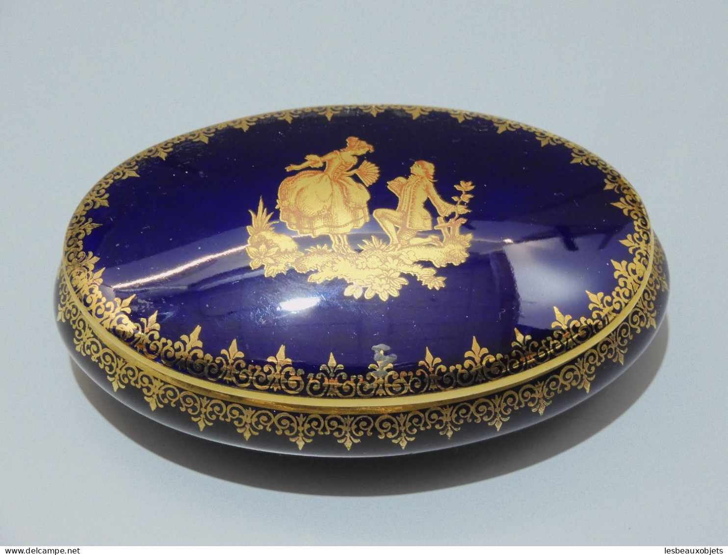 -JOLIE PETITE BOITE PORCELAINE LIMOGES BLEU DE FOUR MARQUIS MARQUISE FRISES OR   E - Limoges (FRA)