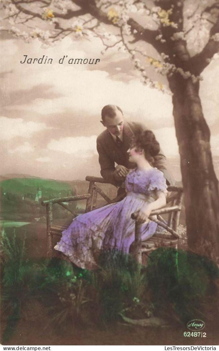 COUPLE - Jardin D'amour - Amag - Homme Tenant L'épaule De Sa Femme - Banc - Carte Postale Ancienne - Couples