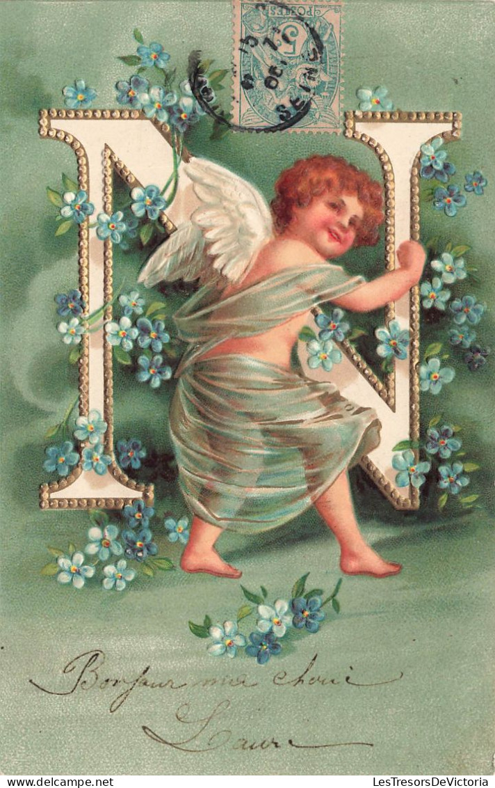 FANTAISIES - Un Petit Ange S'agrippant à La Lettre N Décorée De Fleurs - Colorisé - Carte Postale Ancienne - Autres & Non Classés