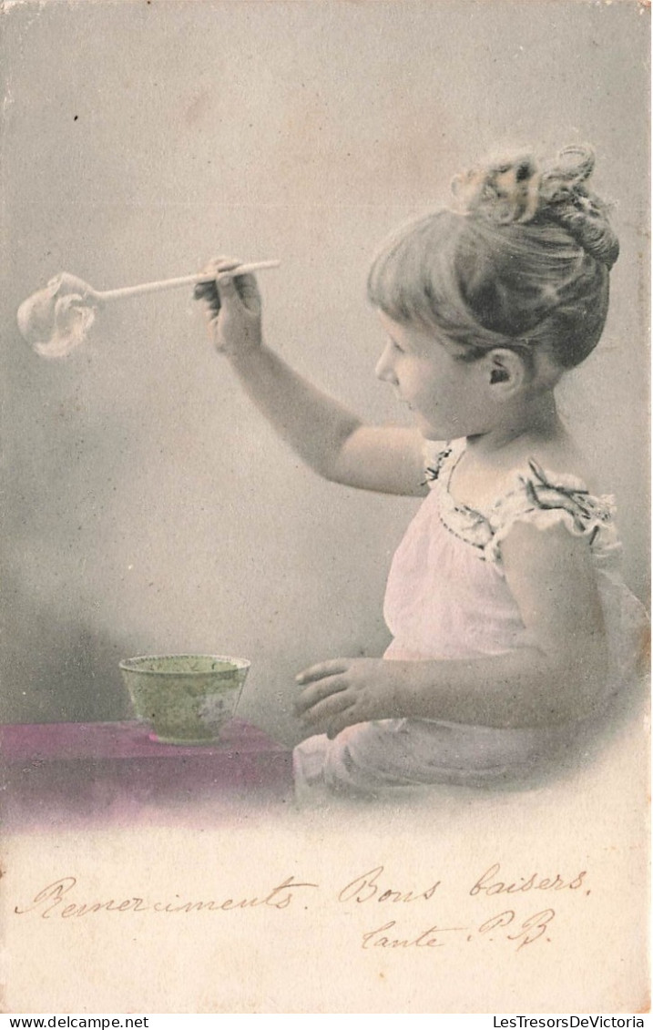 ENFANTS - Un Enfant Jouant Aux Bulles - Carte Postale Ancienne - Portraits