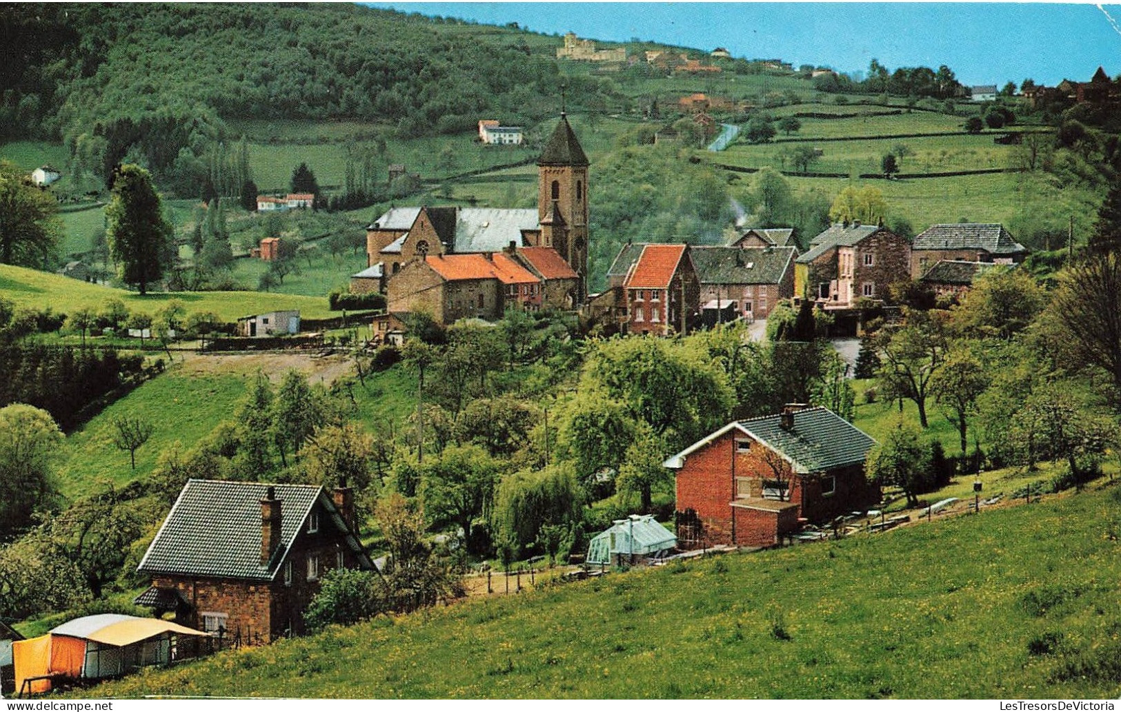 BELGIQUE - Banneux Et Ses Environs - Chalets Dans Les Montagnes  - Eglise - Carte Postale - Sprimont