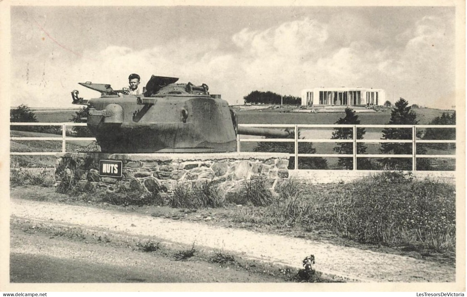 BELGIQUE - Bastogne - Coupole De Tank Avec Dans Le Fond, Le Mardasson - Edit Nels -  Carte Postale - Bastenaken