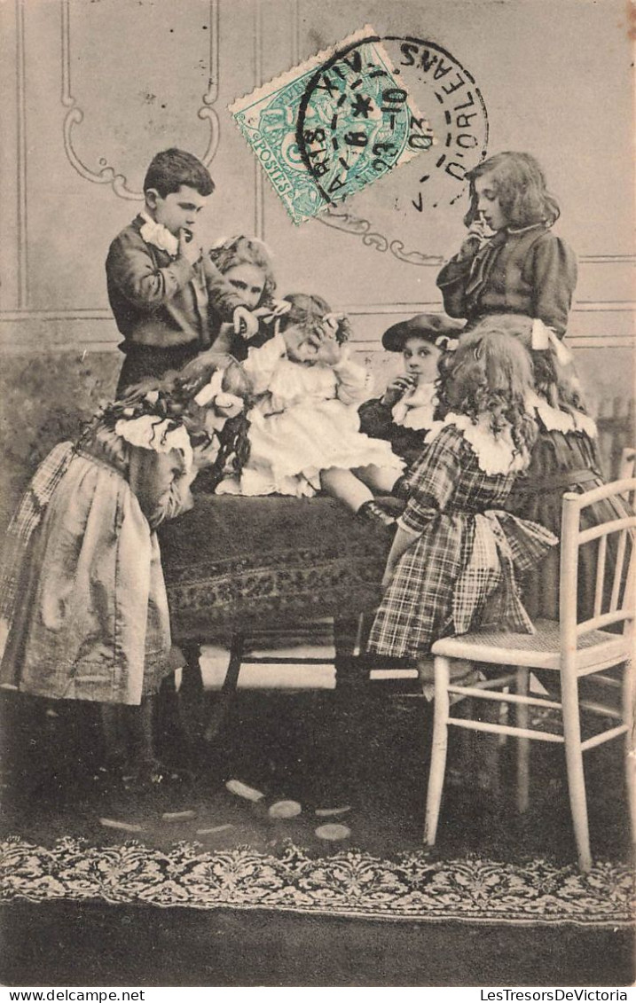 ENFANTS - Des Enfants Mangeant Leurs Goûters - Carte Postale Ancienne - Children And Family Groups