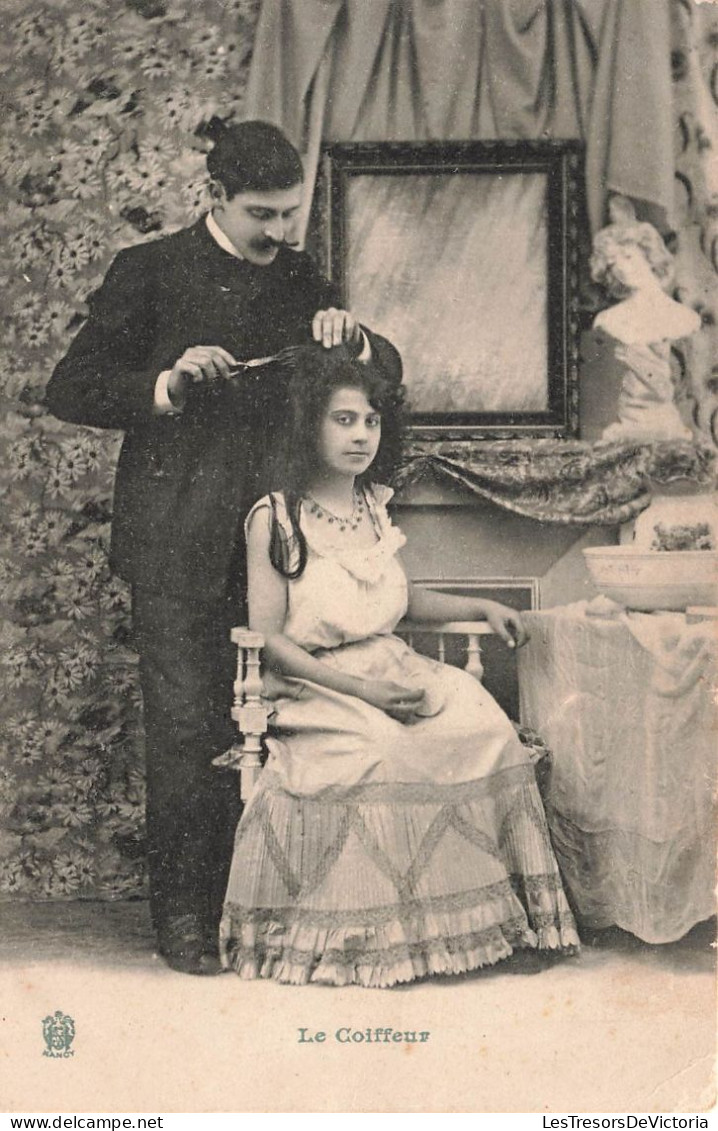 METIERS - Le Coiffeur En Plein Travail - Carte Postale Ancienne - Autres & Non Classés