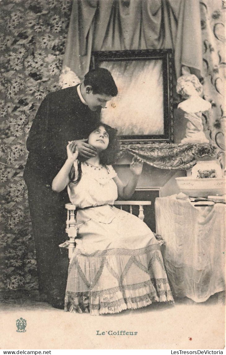 METIERS - Le Coiffeur En Plein Travail - Carte Postale Ancienne - Autres & Non Classés