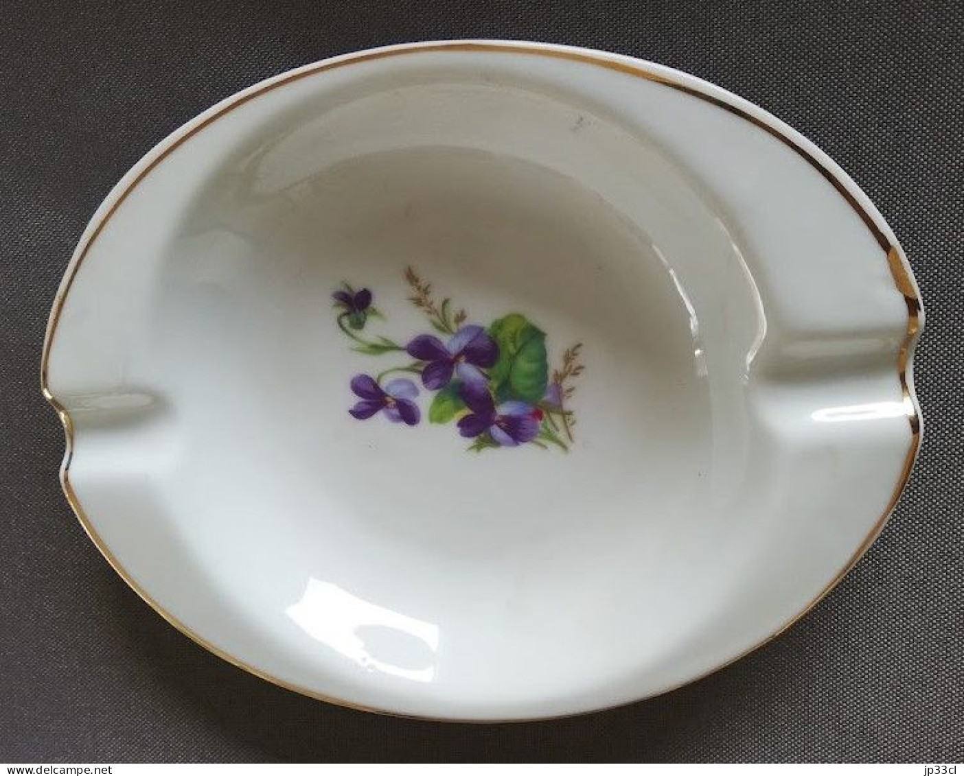 Cendrier En Porcelaine De Baudour, Décoré De Violettes - Porcelana