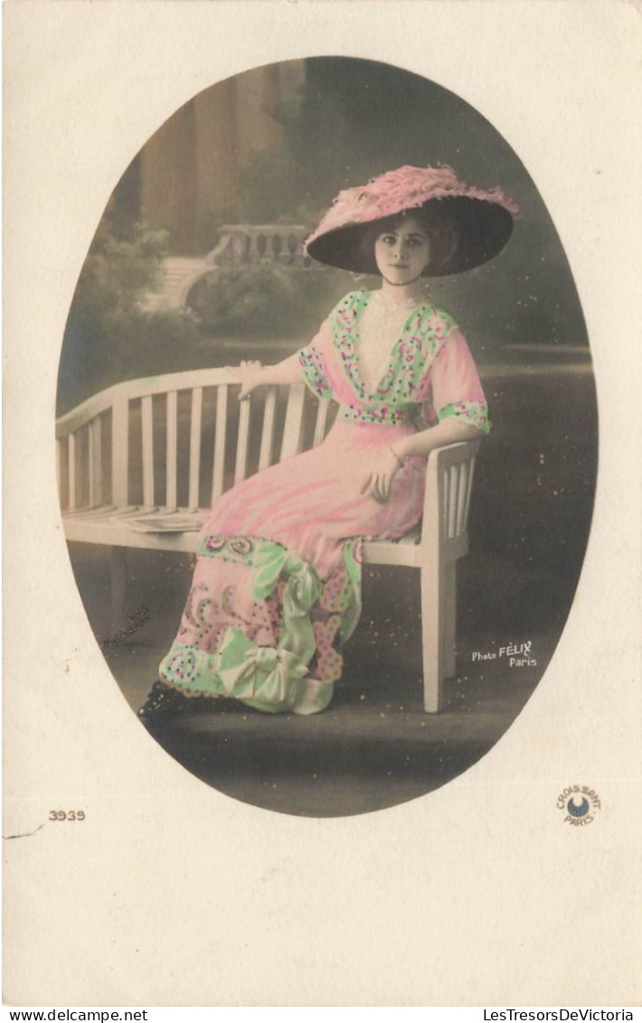 FANTAISIES - Une Femme Assise Sur Un Banc - Colorisé - Carte Postale Ancienne - Women