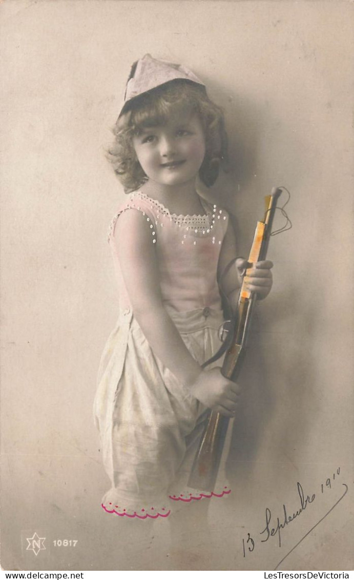 ENFANTS - Une Petite Fille Avec Un Faux Fusils - Colorisé - Carte Postale Ancienne - Portraits