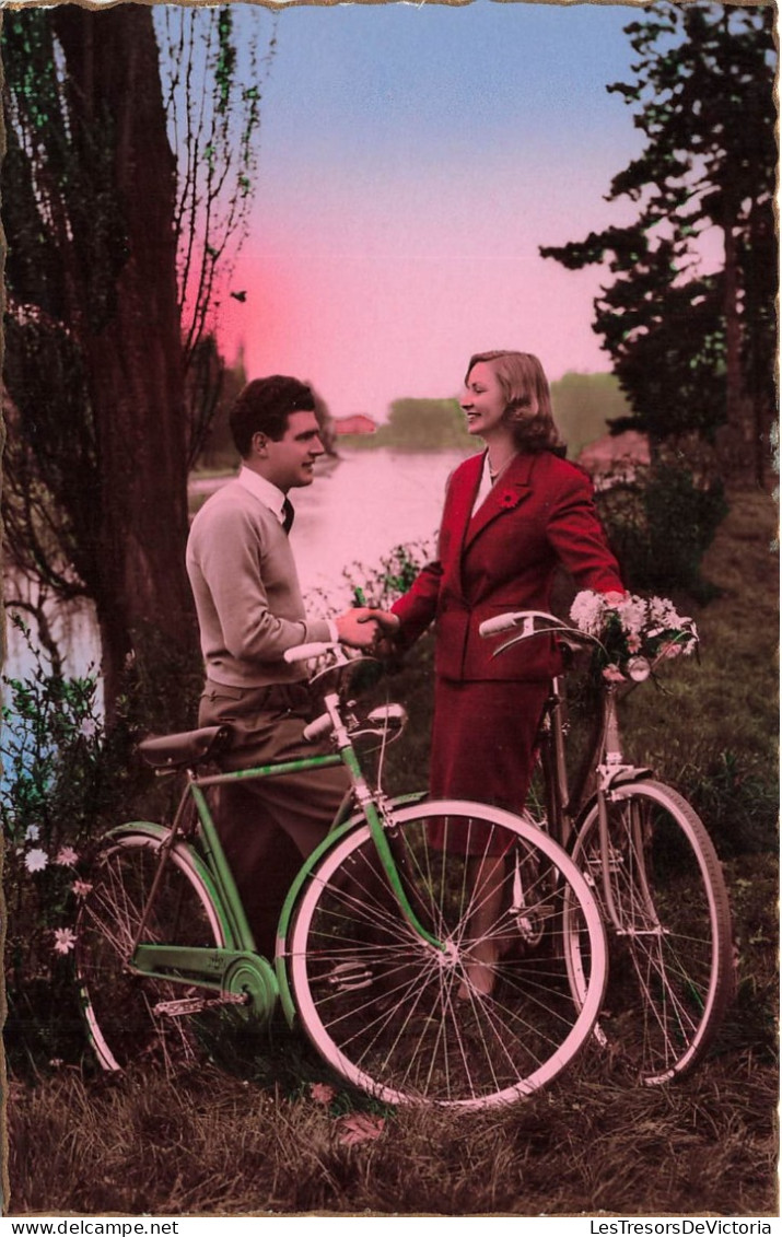 COUPLE - Un Couple Avec Leurs Vélos Près D'un Lac - Carte Postale - Couples