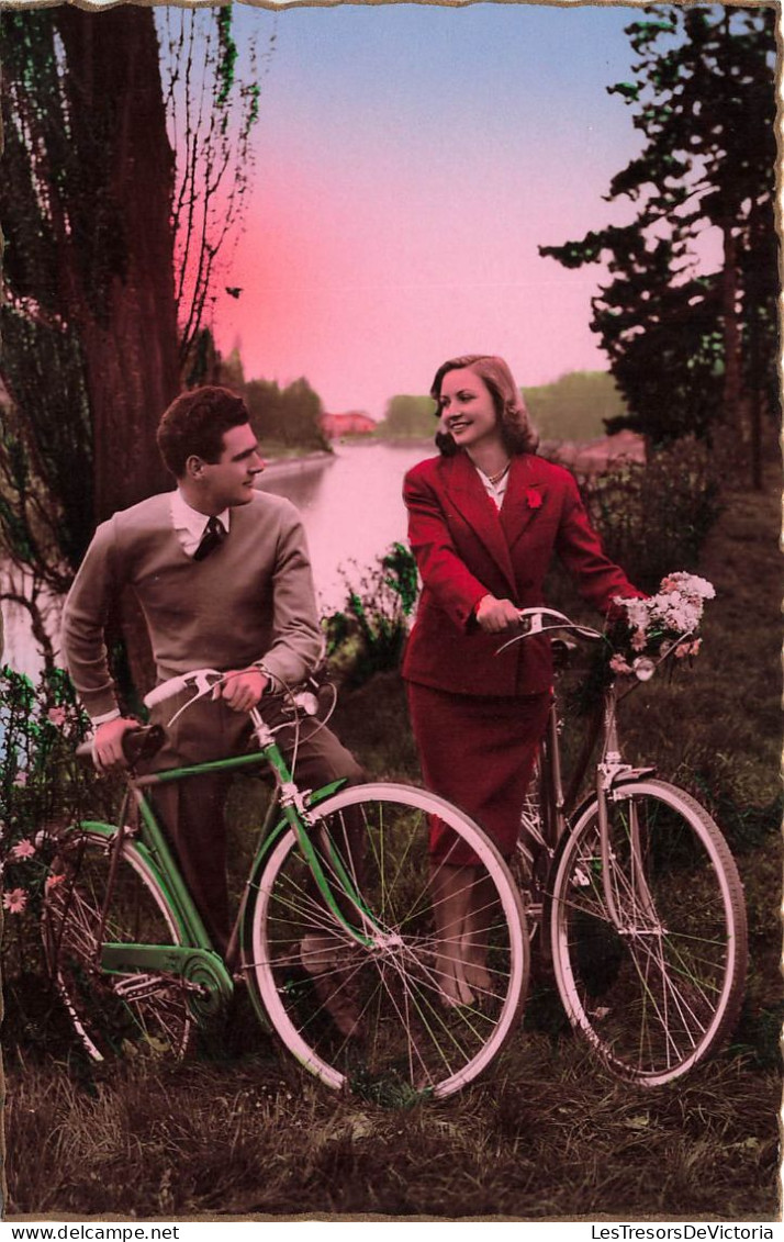 COUPLE - Un Couple Avec Leurs Vélos Près D'un Lac - Carte Postale - Couples