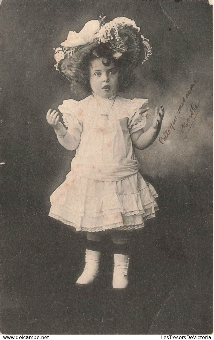 ENFANTS - Une Petite Fille Avec Une Robe Et Un Chapeau Orné De Fleurs - Carte Postale Ancienne - Portraits