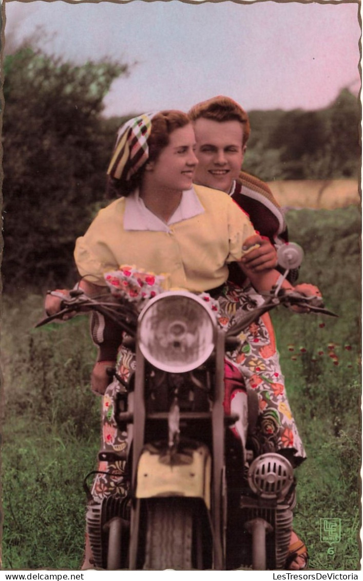 COUPLE - Couple Sur Une Moto - Balade à Moto - LC Paris - Editions Superluxe  -Carte Postale - Contemporain (à Partir De 1950)