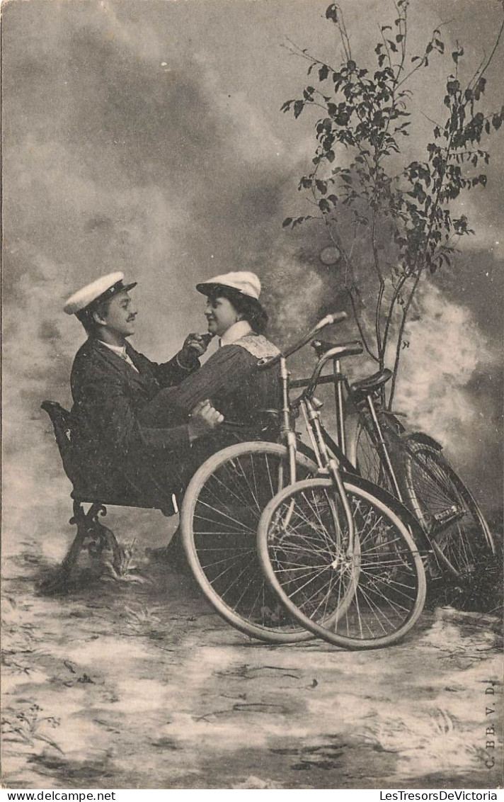 COUPLE - Un Couple Avec Leurs Vélos - Homme Tenant Le Menton De Sa Femme - Carte Postale Ancienne - Couples