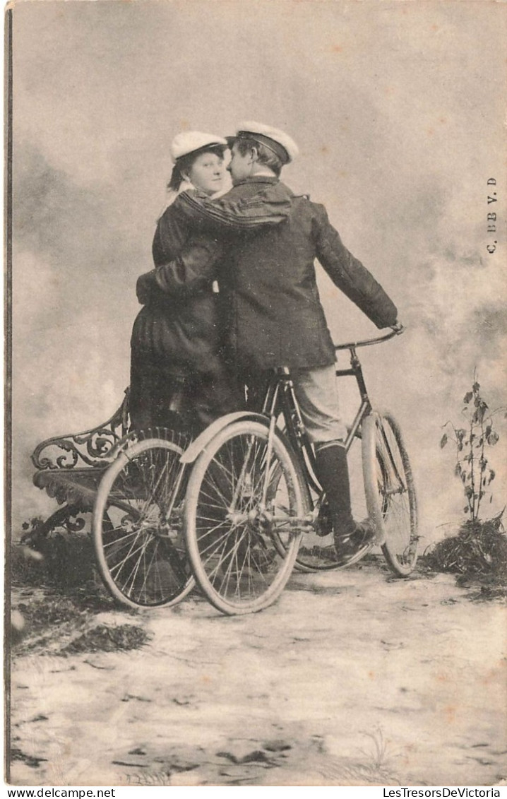 COUPLE - Un Couple Sur Leurs Vélos Sur Le Point De S'embrasser - Dos Non Divisé - Carte Postale Ancienne - Couples