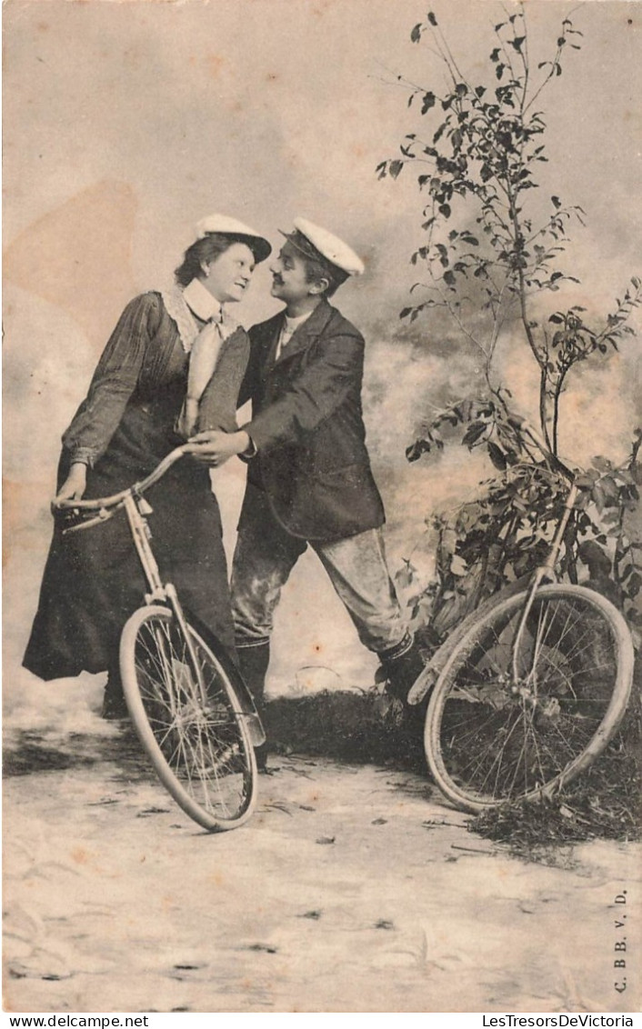 COUPLE - Un Couple Sur Leurs Vélos Sur Le Point De S'embrasser - Dos Non Divisé - Carte Postale Ancienne - Couples