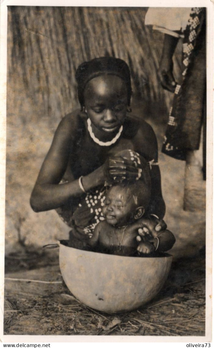 GUINÉ (BISSAU) - PORTUGUESA - Menino Fula Tomando Banho - Guinea-Bissau