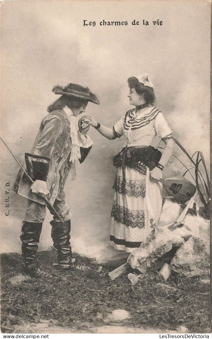 COUPLE - Les Charmes De La Vie - Théâtre - Déguisement De Mousquetaire - Baise Main -  Carte Postale Ancienne - Femmes