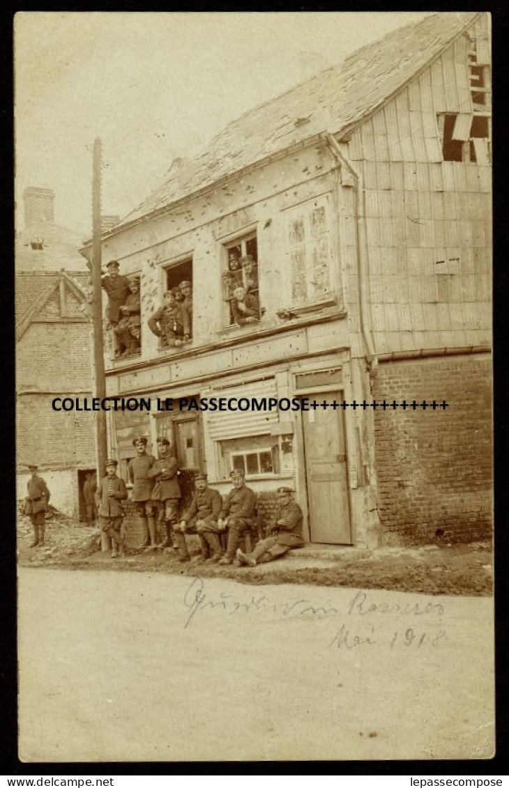 INEDIT - ROSIERES - LOT DE 2 CARTES - RUE DE CAIX - SOLDATS ALLEMANDS DEVANT UN COMMERCE TOUCHE PAR LES COMBATS - Rosieres En Santerre