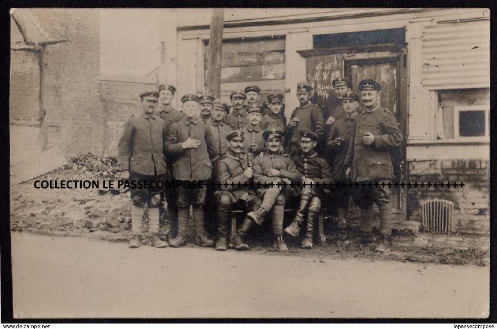 INEDIT - ROSIERES - LOT DE 2 CARTES - RUE DE CAIX - SOLDATS ALLEMANDS DEVANT UN COMMERCE TOUCHE PAR LES COMBATS - Rosieres En Santerre