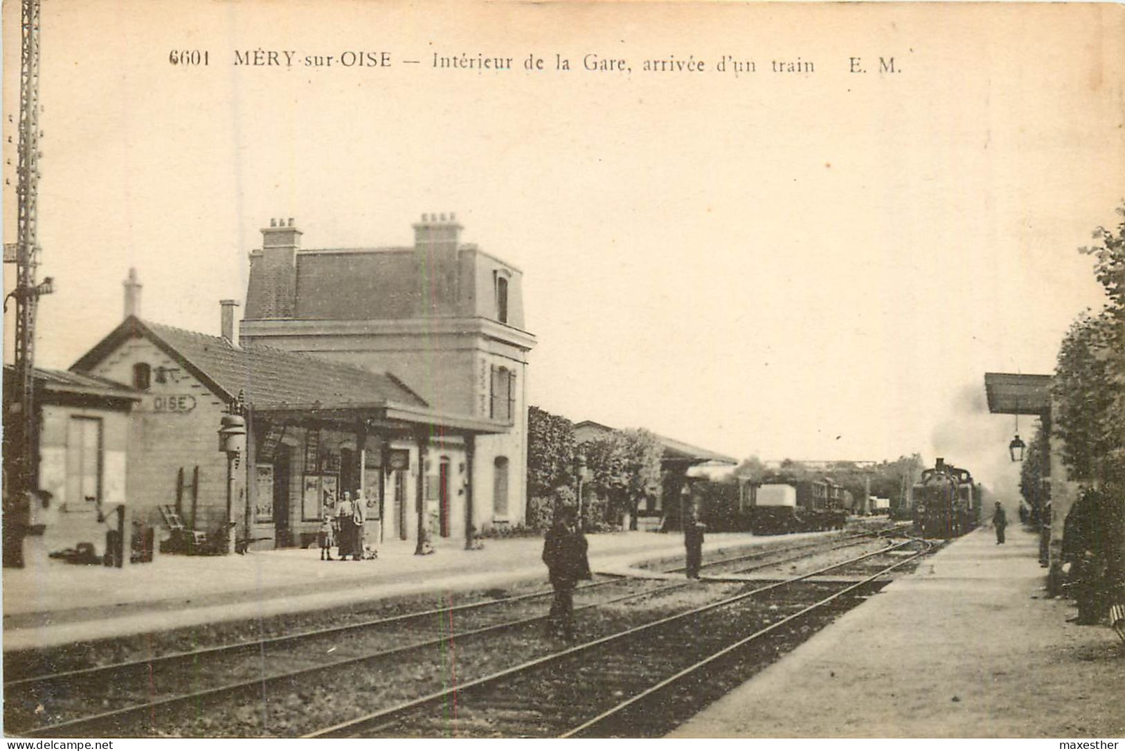 MÉRY SUR OISE L'intérieur De La Gare, Arrivée D'un Train - Mery Sur Oise