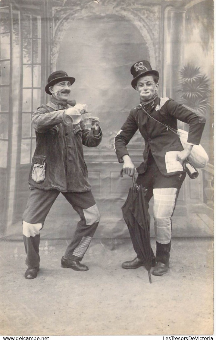 Deux Hommes Déguisés En Clouwn - Soldats? -  Spectacle - Cirque - Carte Photo - Carte Postale Ancienne - Cirque