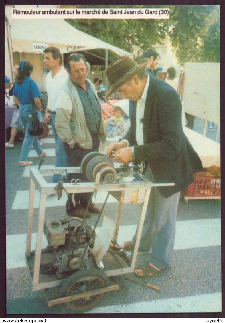 REMOULEUR AMBULANT SUR LE MARCHE DE SAINT JEAN DU GARD - Mercaderes