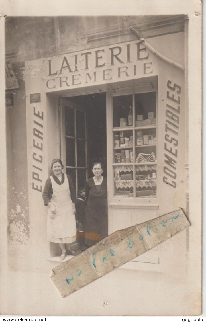 Deux Femmes Posant Devant Une Laiterie - Crèmerie - Epicerie - Comestibles , à Localiser  ( Carte Photo ) - Zu Identifizieren