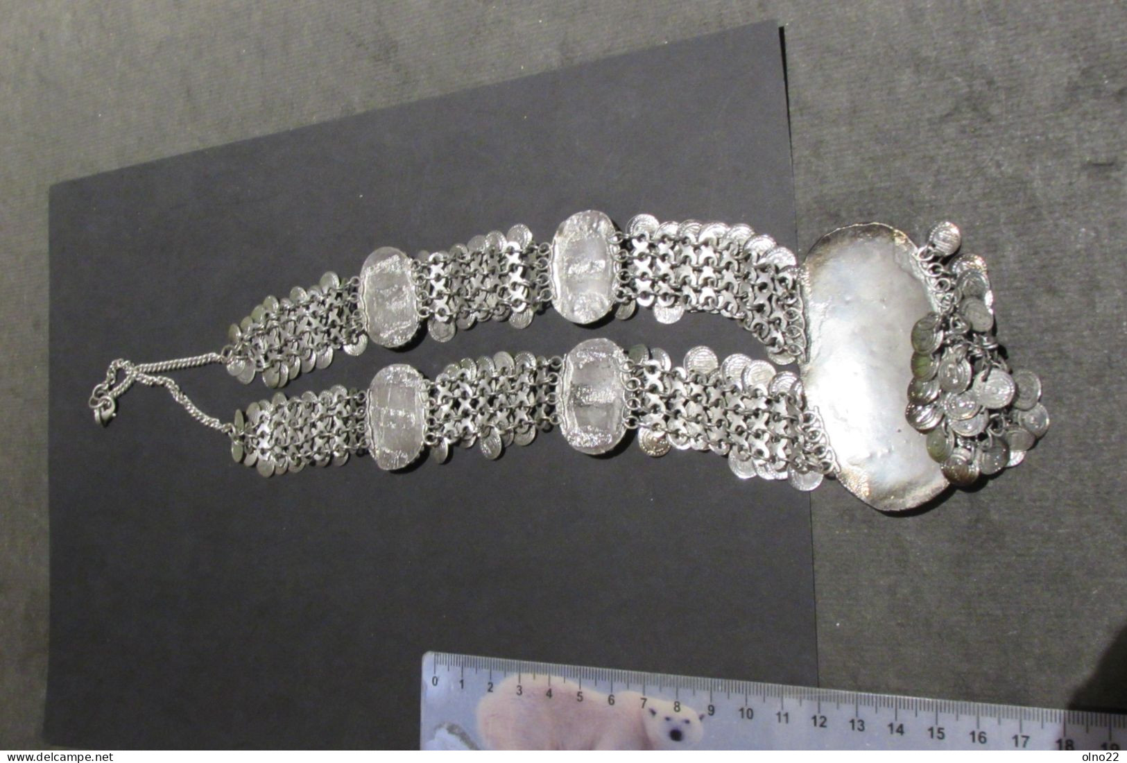 COLLIER METAL ARGENTE - STYLE ORIENTAL AVEC PIERRES (?) NOIRES ET PIECETTES - VOIR SCANS - Other & Unclassified