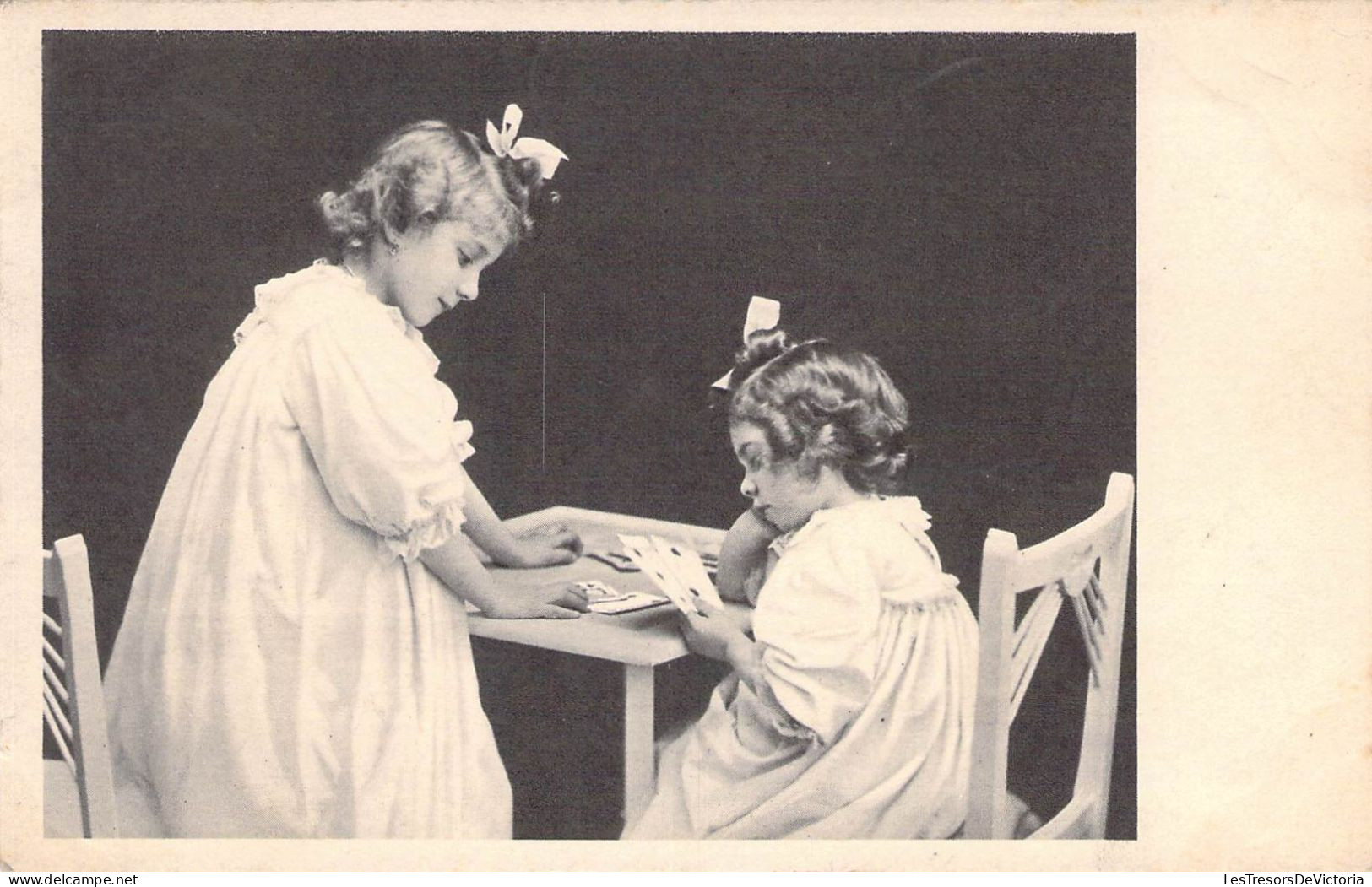 Enfants - Jeux De Cartes - Deux Petites Filles Qui Jouent Aux Cartes - Carte Postale Ancienne - Spielkarten