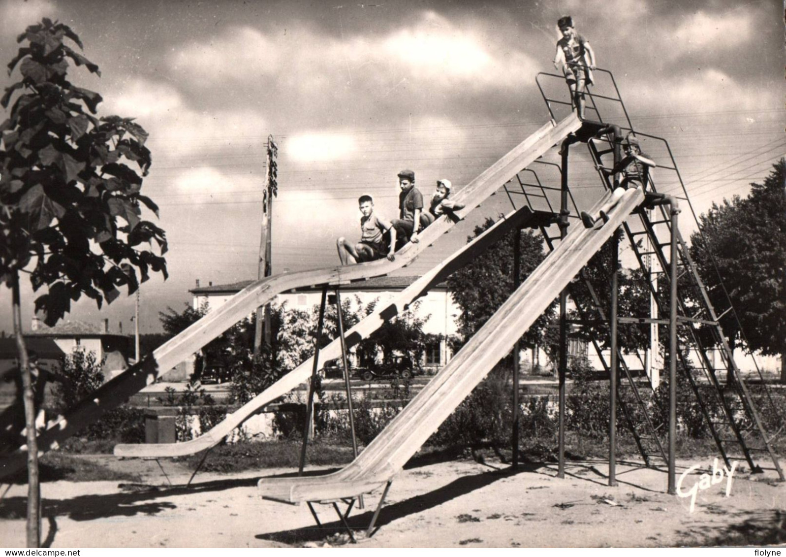 Lezoux - Jeux D'enfants Au Jardin Public - Toboggan - Lezoux