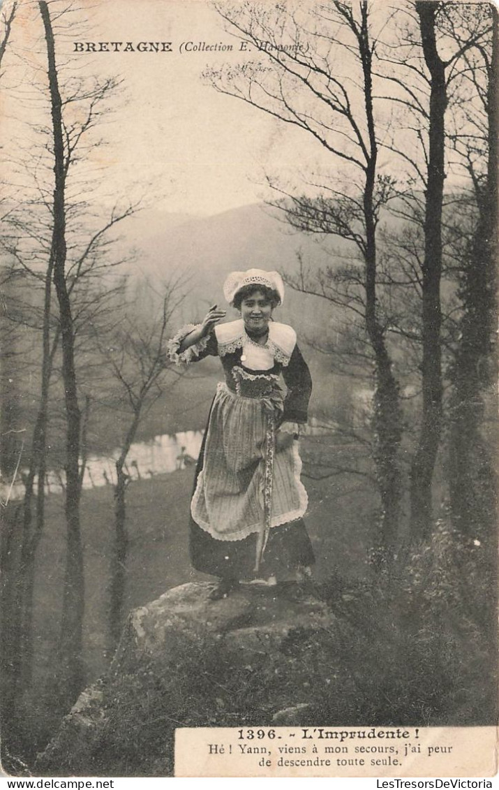 FRANCE - Bretagne - L'imprudente! - Une Fille Sur Un Rocher Dans La Forêt - Carte Postale Ancienne - Bretagne