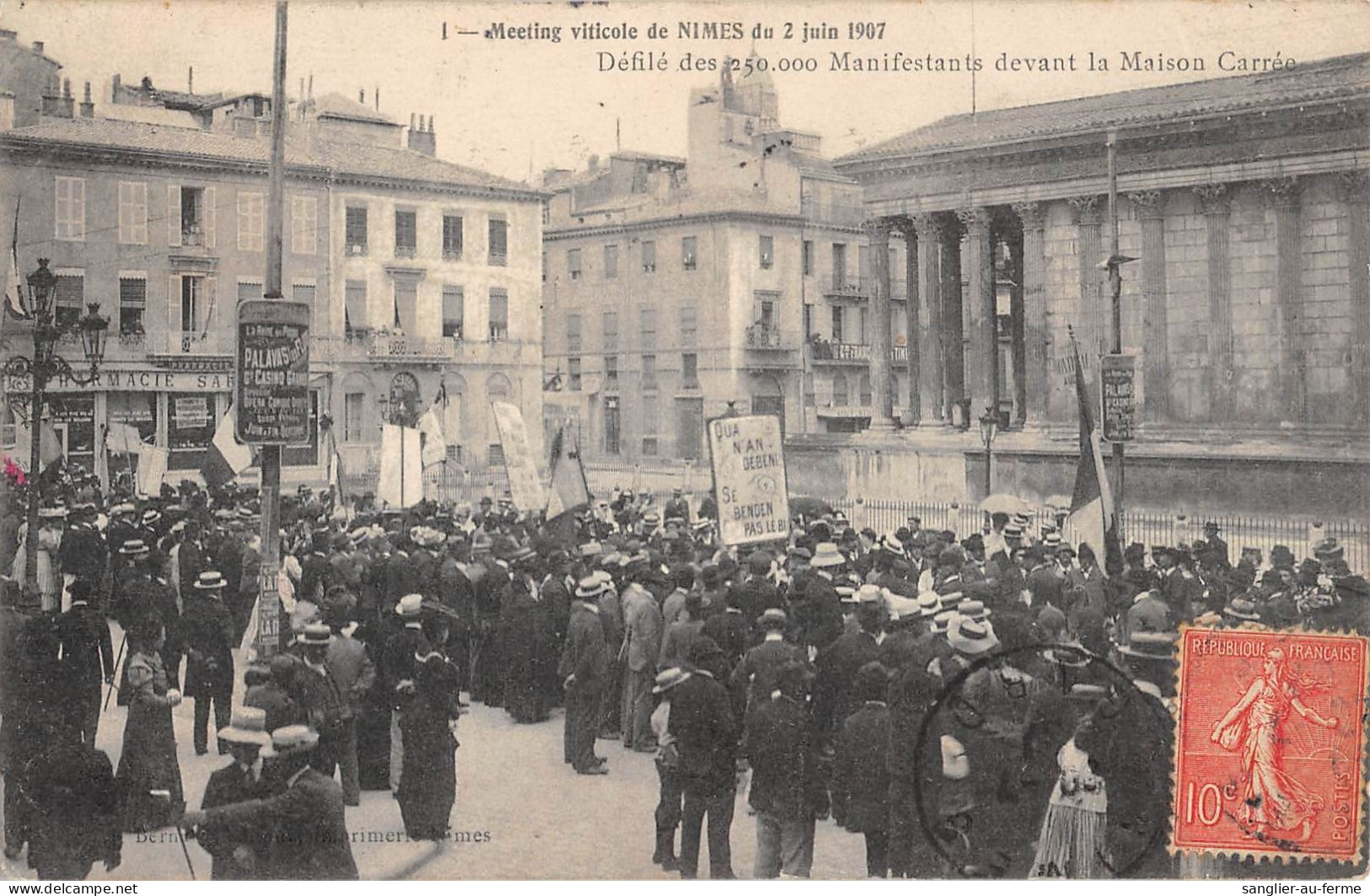 CPA 30 MEETING VITICOLE DE NIMES DU 2 JUIN 1907 / DEFILE DES 250 000 MANIFESTANTS DEVANT LA MAISON CARREE - Nîmes