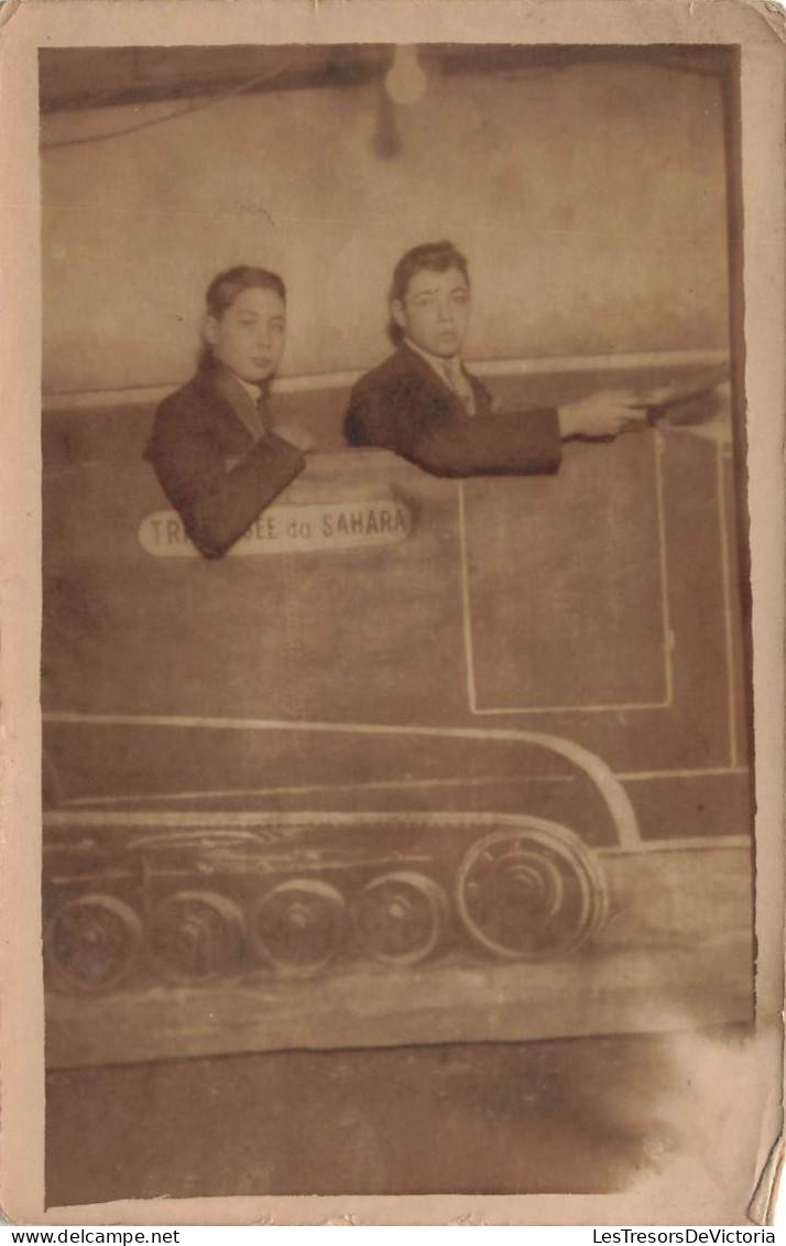 JEUX - Jeunes Hommes Dans Un Train En Jouet - Carte Postale Ancienne - Other & Unclassified