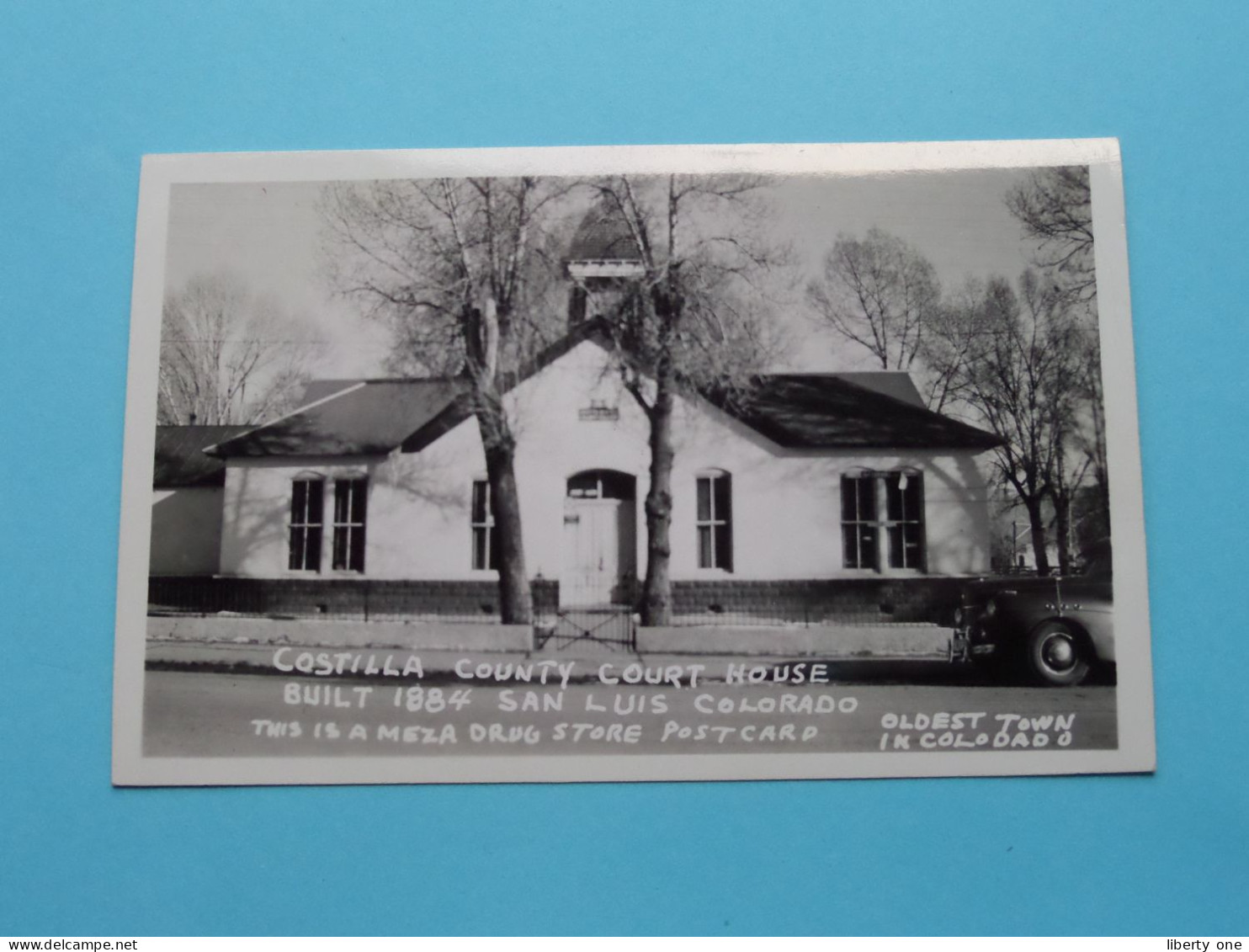 COSTILLA COUNTY COURT HOUSE Built 1884, SAN LUIS Colorado > U.S.A. ( See SCANS ) Photo Post Card (Meza Drug) +/- 1950 ! - América