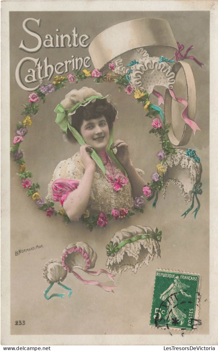 FÊTES ET VOEUX - Sainte Catherine - Une Femme Avec Un Chapeau Orné D'un Nœud - Colorisé - Carte Postale Ancienne - Sint Catharina